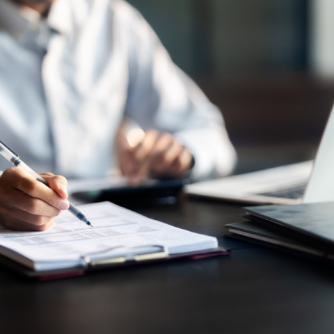 Números globais refletem a expansão do Ensino a Distância, modalidade que passou a superar as matrículas presenciais no Brasil em 2024